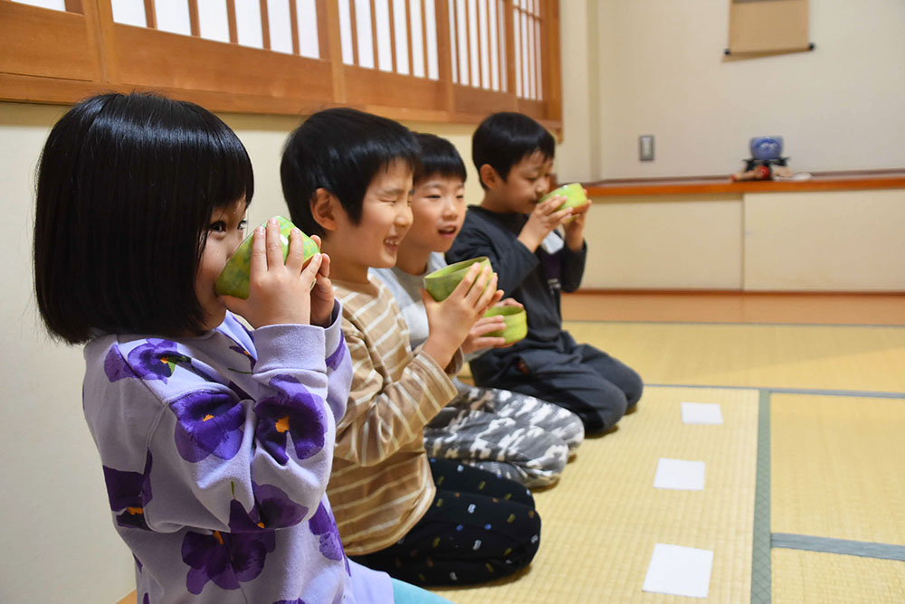 お茶を飲む子どもたち